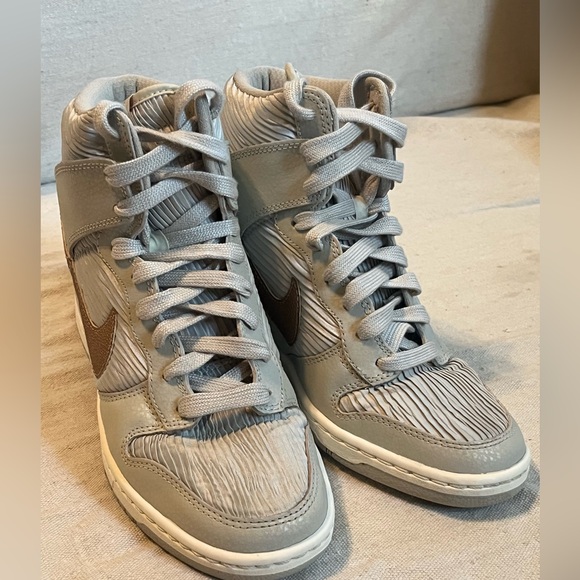 Nike Hi Dunk
Sky Hi Light Bone Metallic Red Bronze (Women's SZ 7) - Picture 6 of 12